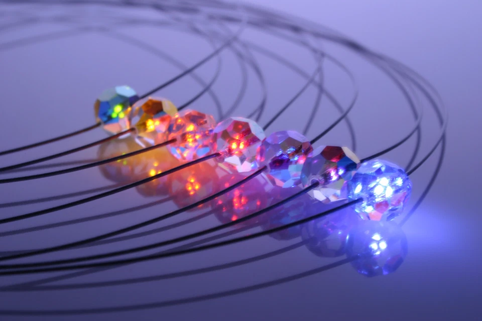 Halskette mit leuchtenden Kristall besonderes Geschenk Frau LED Leucht Schmuck - Bild 3 von 4