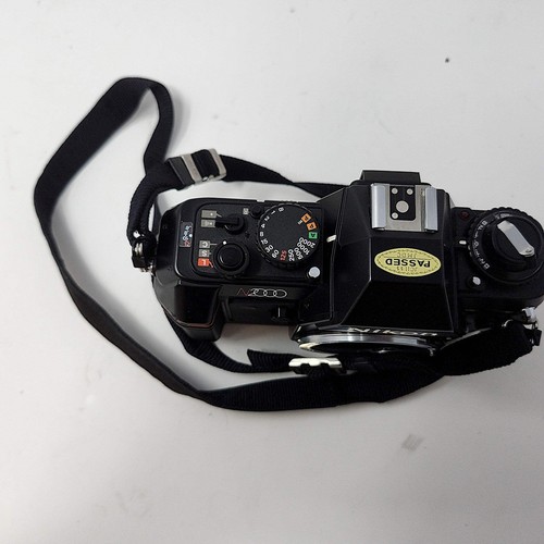 Nikon N2000 SLR 35mm Film Camera - Picture 3 of 4