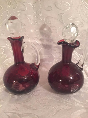 Wunderschönes Vintage böhmisches handgeätztes rubinrot 2-teiliges Kruzifix-Set Öl & Essig - Bild 1 von 7