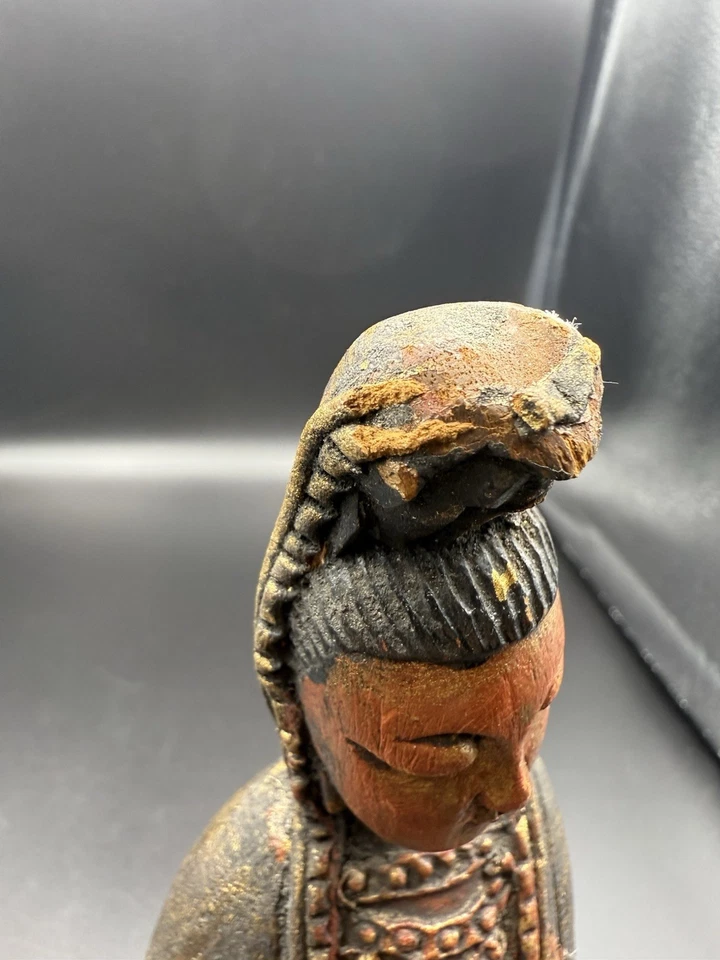 Antigua figura asiática de madera tallada a mano - Acabado rojo y negro dorado - Daños Foto 4 de 4