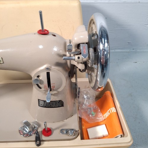 Janome New Home 131 Manual Sewing Machine With Hard Case & Foot Pedal - Picture 7 of 16