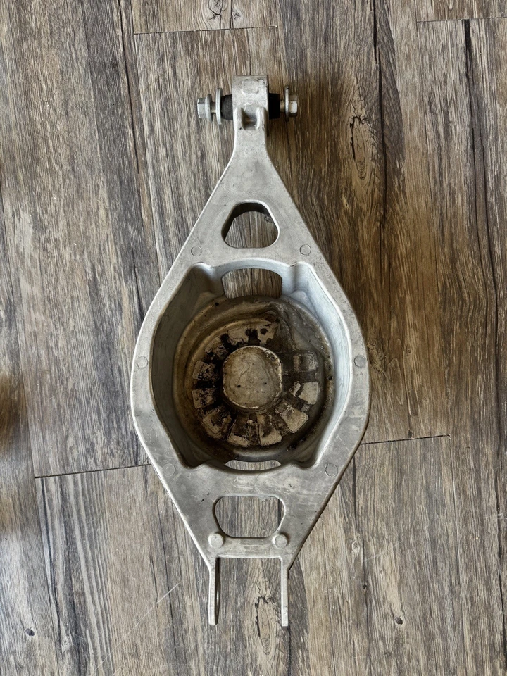 Nissan 370z 2009-2021 OEM Rear Lower Control Arm Assy. (Left or Right Fitment)  - Image 4 of 4