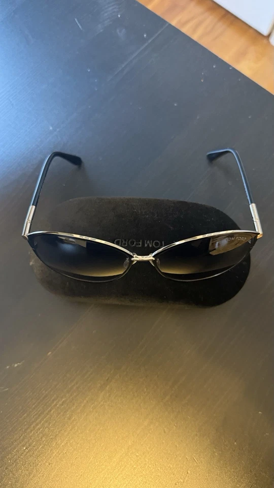 Óculos de sol Tom Ford Penelope armação borboleta, preto e dourado - Imagem 2 de 4