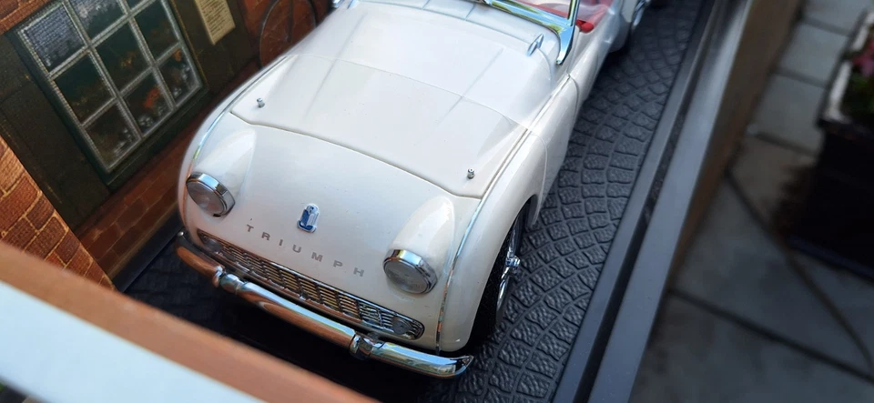 KYOSHO - TRIUMPH TR3A - WHITE - 1/18 SCALE MODEL CAR - 07025W - Image 4 of 4