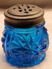 DAISY AND BUTTON SALT SHAKER TEAL ORIGINAL HEAVY LID  w STARS BULBOUS SHAPE