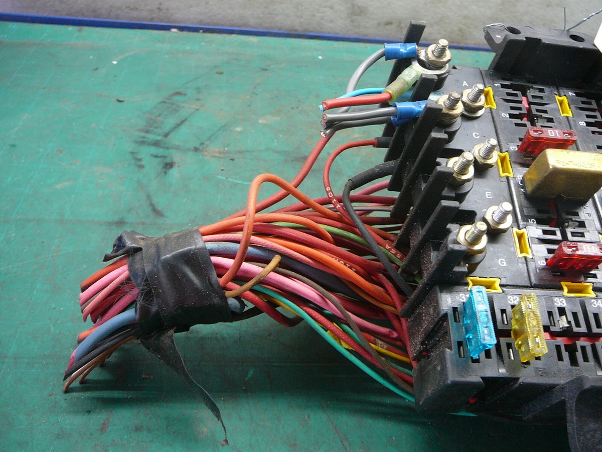 STERLING ACTERRA 2005 V32599 FUSE RELAY BOX / PANEL WITH