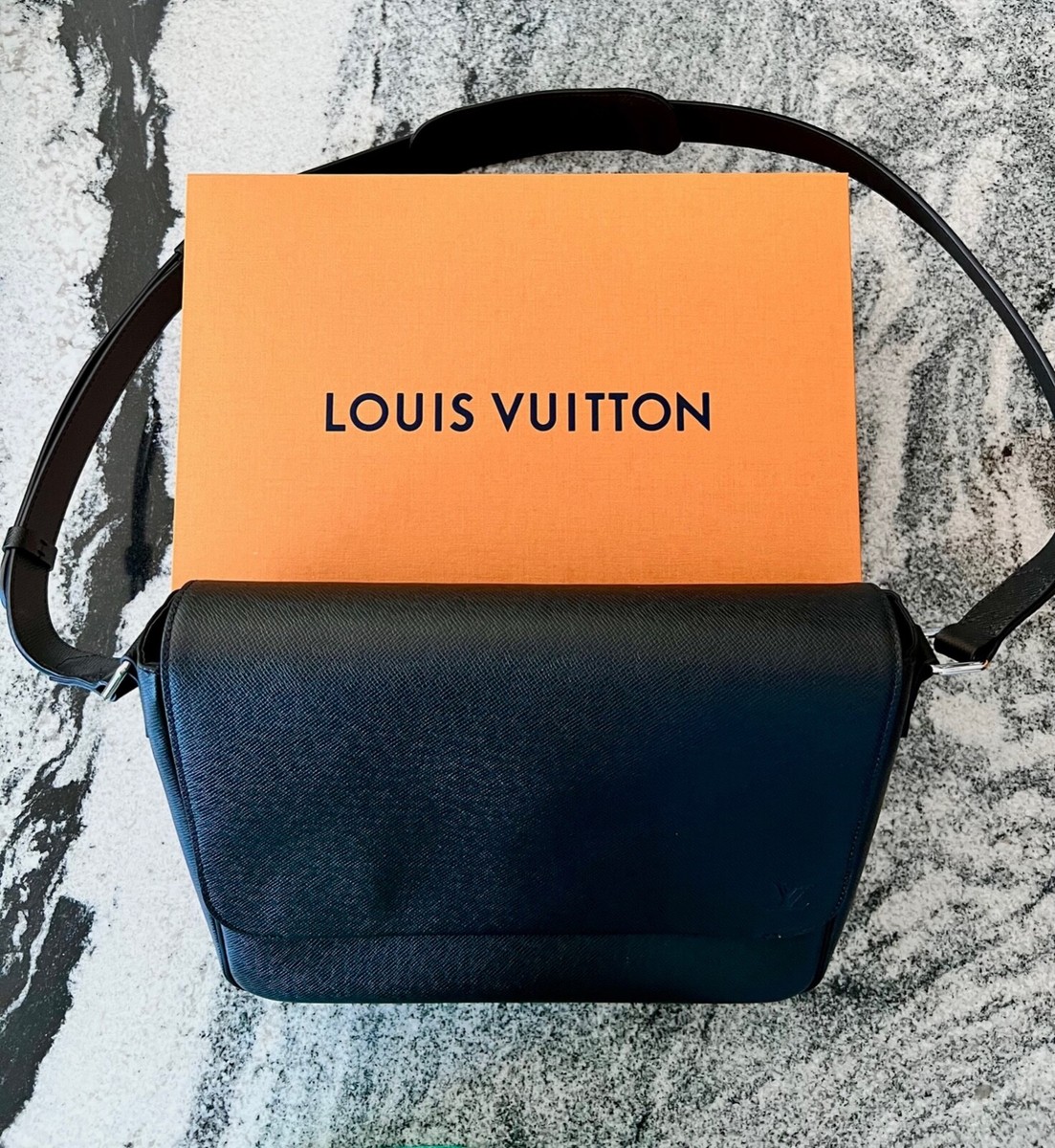 Louis Vuitton Roman MM Taiga Messenger Bag Black Leather W12 Louis Vuitton Roman MM Taiga Messenger Bag Black Leather W12