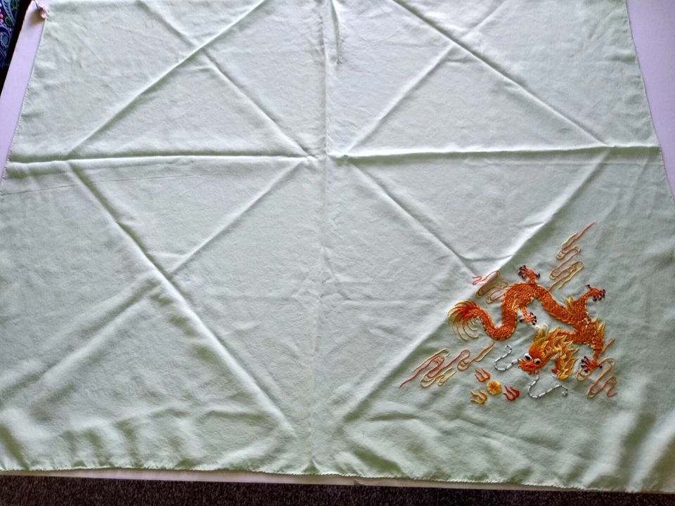 Bufanda de seda china bordada dragón naranja sobre verde pálido Foto 3 de 4