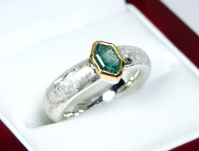 900 Gold/ Silber - vintage Designer-Ring - 0.70 ct Smaragd - Handarbeit