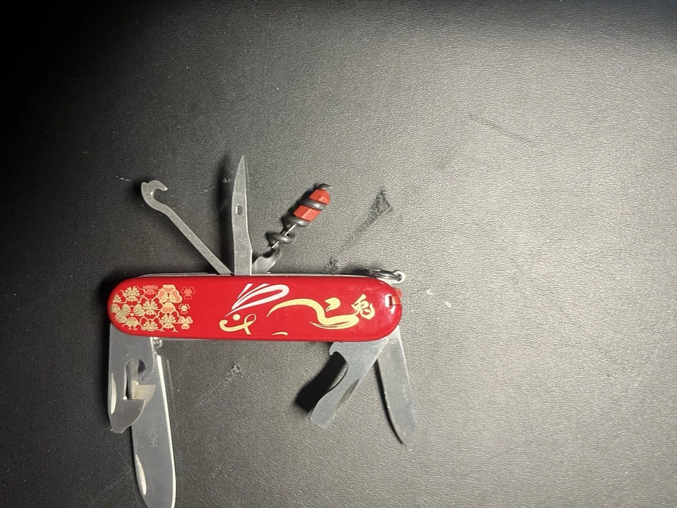 Navaja VICTORINOX HUNTSMAN AÑO DEL CONEJO 2023 Roja Nueva LIMITADA Foto 3 de 4