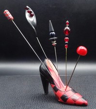 Set: 5x Hutnadel + Miniaturschuh rot schwarz Sammlungsauflösung #121