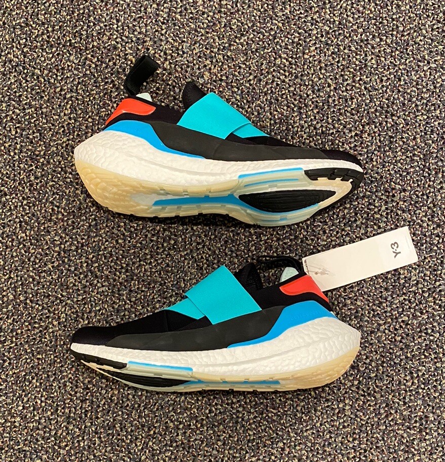 Y-3 Ultraboost 22 in Black and Cyan Buy Adidas Y-3 UltraBoost 22  main image 3