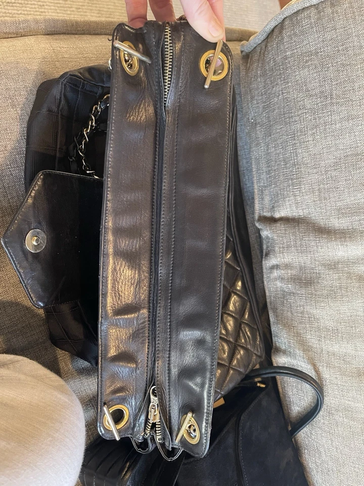 CHANEL Vintage Black Quilted Lambskin Shoulder Tote Bag – Gold Chain, 1980s - Image 3 of 4