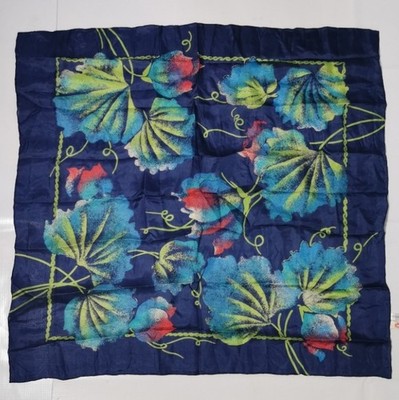 Pure Blossoms Seidentuch. Gebraucht in gutem Zustand. 100% Seide. 74cm*74cm