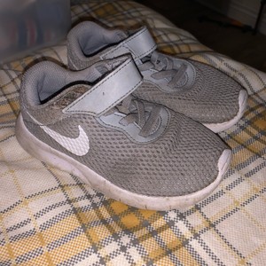 boys grey nike trainers