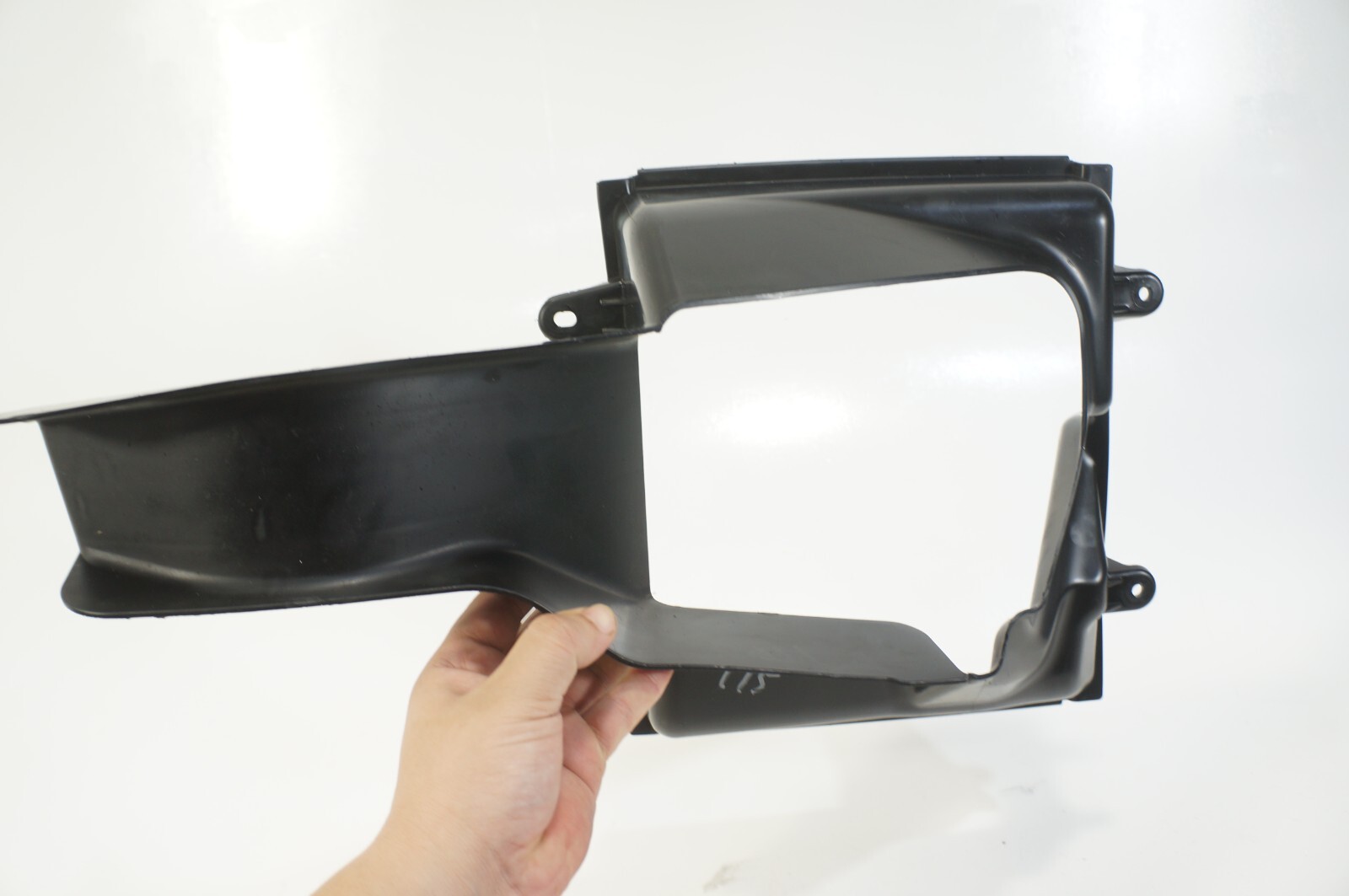 2014-2017 maserati ghibli front right intercooler duct shroud 670004139 OEM