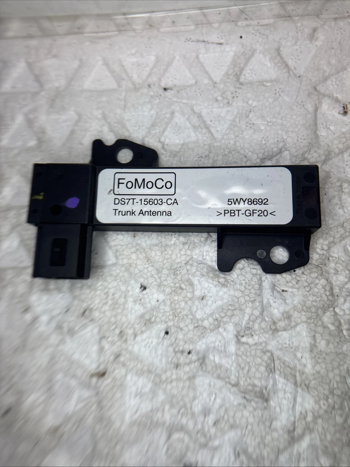 Antena de aleta de tiburón Ford Mustang, Fusion, Lincoln MKC 2015-2019 FABRICANTE DE EQUIPOS ORIGINALES Foto 2 de 4