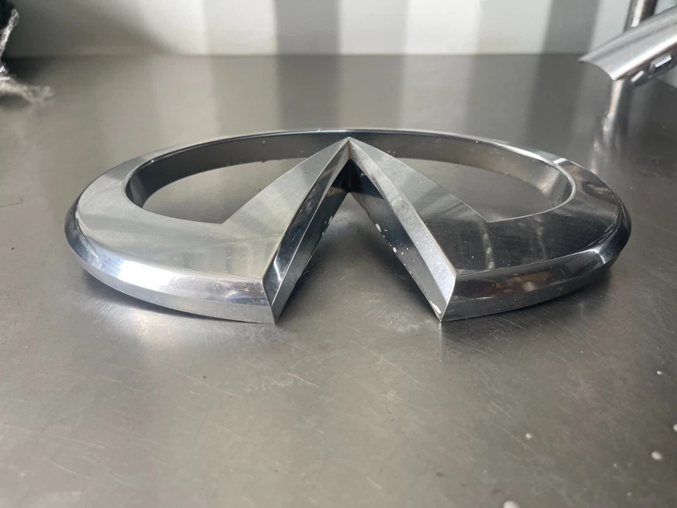 Rejilla OEM 2004-2007 INFINITI QX56 EMBLEMA CROMO Parrilla Logo 62890-7S600 05 06 Foto 3 de 4