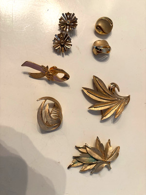 VNTG SIGN TRIFARI 4 BROOCHES AND 2 PARE SIGN TRIFF. EARRINGS
