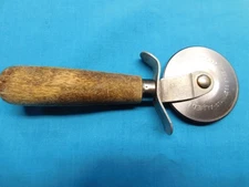 PIZZA CUTTER STAINLESS STEEL WOODEN HANDLE VINTAGE HEAVY DUTY