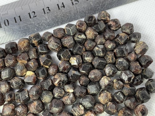 750 Carats Terminated Almandine Garnet Crystals Lot. - Picture 3 of 6