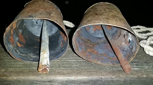 2x Glocken alte schöne rostige Tempel Kuh Tibet Nepal Metall Glocke 11x5 cm - Bild 2 von 3