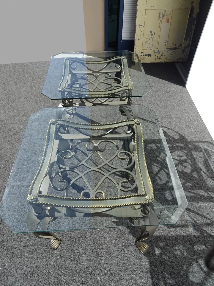 Par de mesas superiores vintage de vidrio con borde biselado de metal negro desplazado Foto 3 de 4