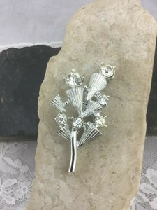 Vintage-Silver-Tone-Flower-Leaf-Brooch-Pin-Textured-Design-Crystal-Rhinestones
