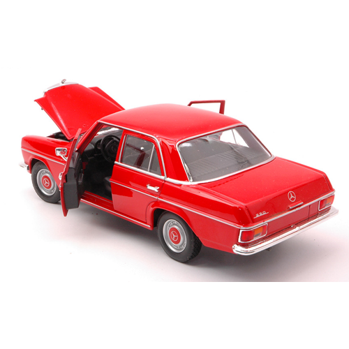 MERCEDES 220 (W115) 1968 RED 1:24 Welly Auto Stradali Die Cast Modellino - Foto 2 di 3