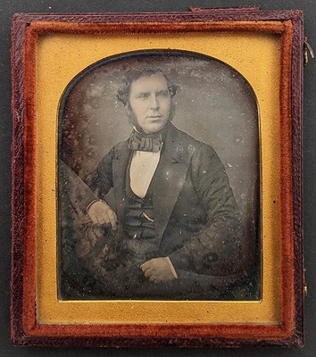 JUNGE FOTOGRAFISCHE VIKTORIANISCHE DAGUERREOTYPIE SECHSTE PLATTE SITZENDER HERREN um 1840