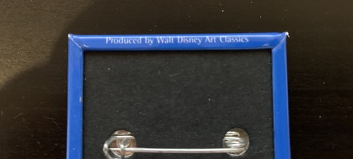 4 x WDCC WALT DISNEY CLASSIC COLLECTION COLLECTORS BADGES/PINS - Picture 7 of 8