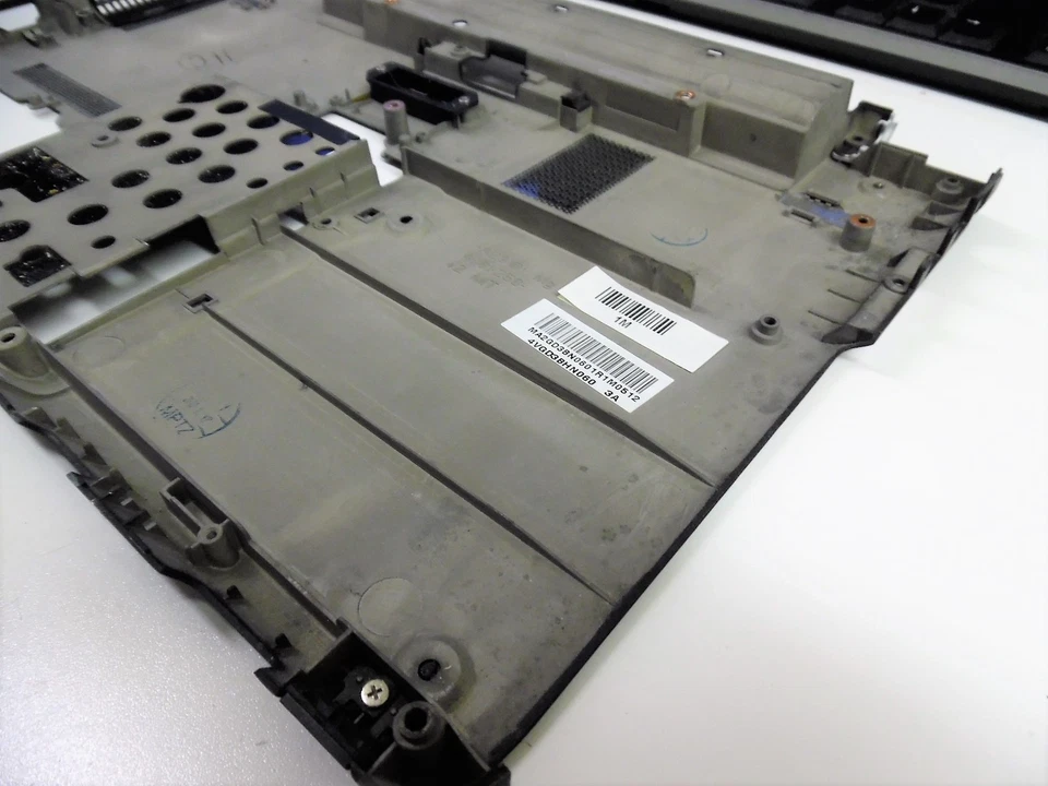 Estuche inferior para computadora portátil Sony Vaio VPCS111FM PCG-51211L P/N 4VGD3BHN060 Foto 2 de 4