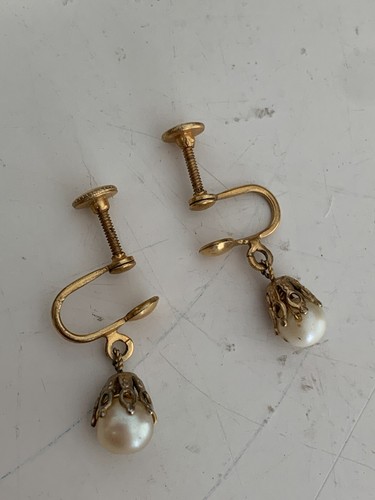 Vintage Faux Pearl Screwback Earrings Gold Tone Filigree - Picture 5 of 7