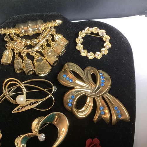 VINTAGE KONVOLUT 11 BROSCHEN GOLDFARBEN STRASS & KUNSTPERLEN AKZENTE ETC. UNIKAT - Bild 3 von 10