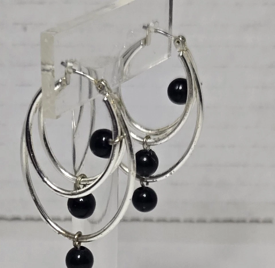 Pendientes de aro en tono plateado de moda para mujer con piedras preciosas colgantes de ónix negro Foto 2 de 4