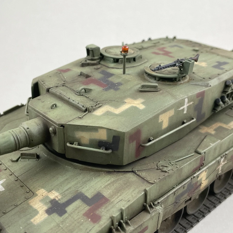 Built 1/35 Scale Ukrainian Tank Leopard 2A4 Revell, Hand painted Tank Model - Image 4 of 4