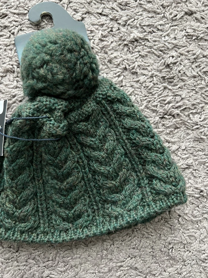 ARAN WOOLEN MILLS Niño Talla Única Cable Tejido IRLANDÉS 100% Lana Verde Pom Pom Foto 4 de 4