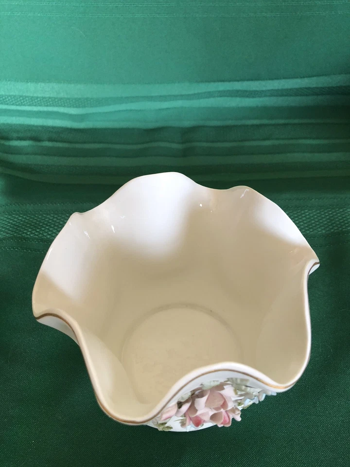 Cuenco/plantador bisque blanco Lefton estilo capodimonte flores pequeñas, borde con volantes Foto 3 de 4