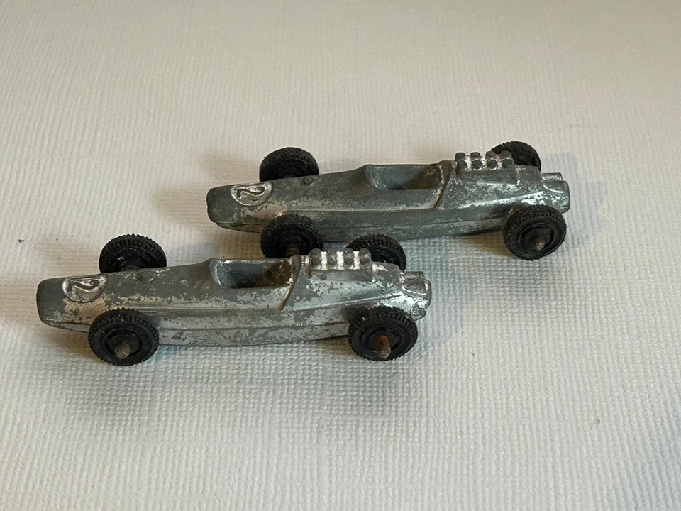 DOS coches de fórmula de carreras Indy de juguete Tootsie diecast vintage #12 Foto 3 de 4
