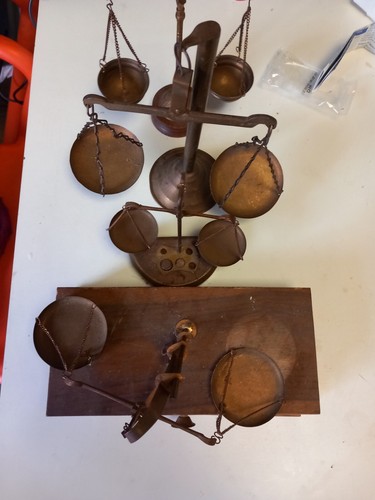 Lot De 4 Petites balances en laiton massif et bois avec quelques poids En L'état - Photo 5/5