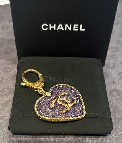 CHANEL CC Logo Denim Bag Charm with Heart Motif Gold Plated/Resin Navy ABC827