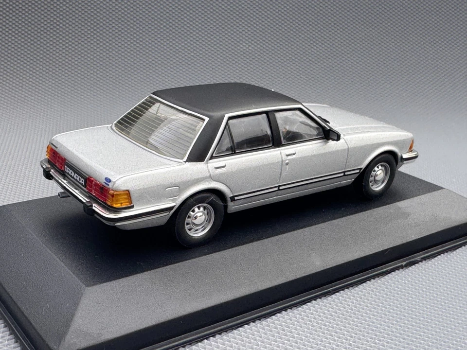 Coche modelo Ford Granda GL 1982 plateado caja blanca escala 1:43 Foto 2 de 4