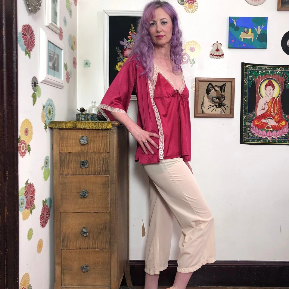 Calça pijama vintage de náilon, roupa de dormir cor creme da década de 1970, tamanho M cropped perna larga - Imagem 2 de 4