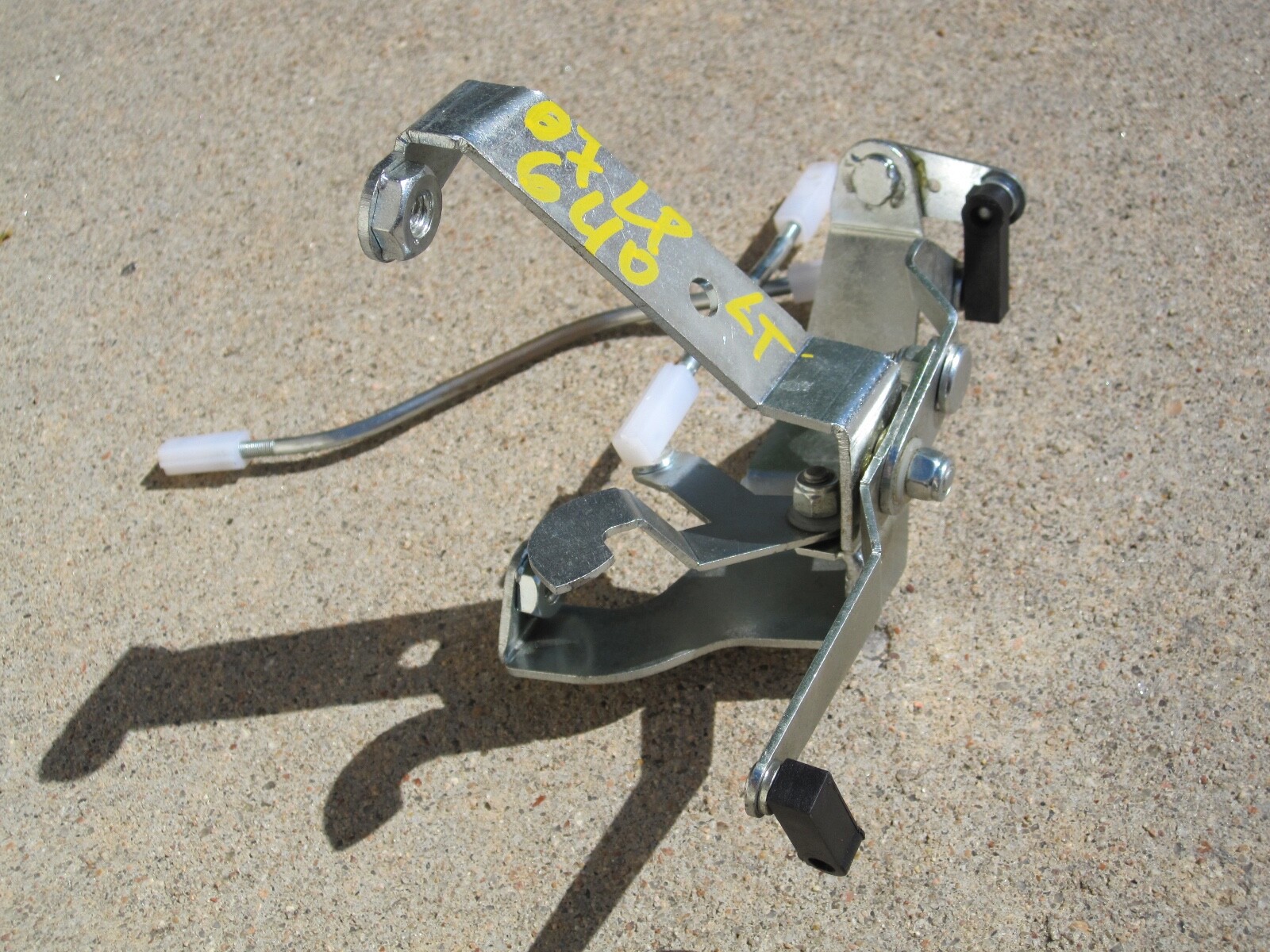 02-2010 LAMBORGHINI MURCIELAGO LEFT SIDE DRIVER DOOR LATCH LEVER BRACKET 