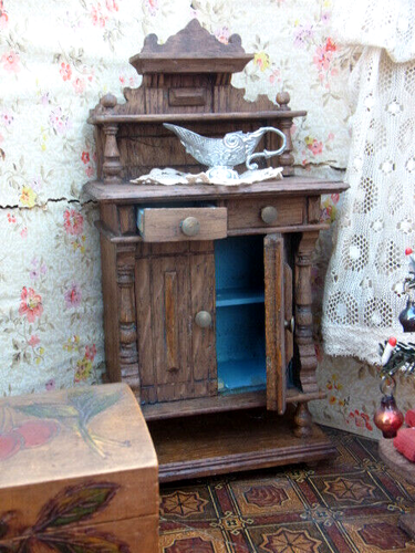 ALTE HISTORISCHE PUPPENSTUBE UM 1900 MIT SALONMÖBELN UM 1880 SAMMLERNACHLAß - Bild 6 von 14
