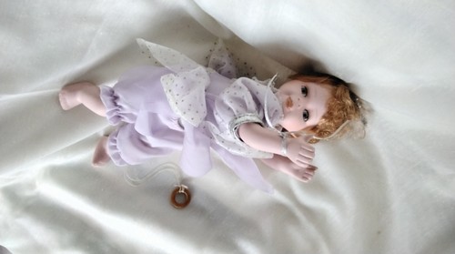 Vintage fliegende hängende Baby Porzellan Puppe Figuren Sammler 12" lila Kleidung - Bild 11 von 15