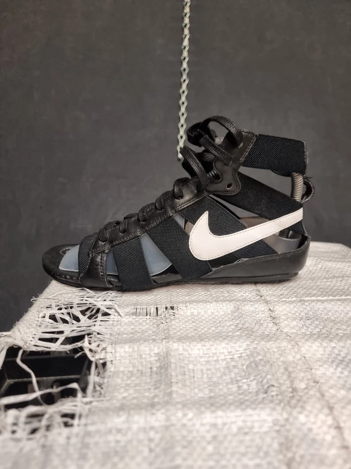 Sandalias Nike Gladiator acg con tiras altas EE. UU. 7 EUR 38 Reino Unido 4,5 negras blancas Foto 2 de 4