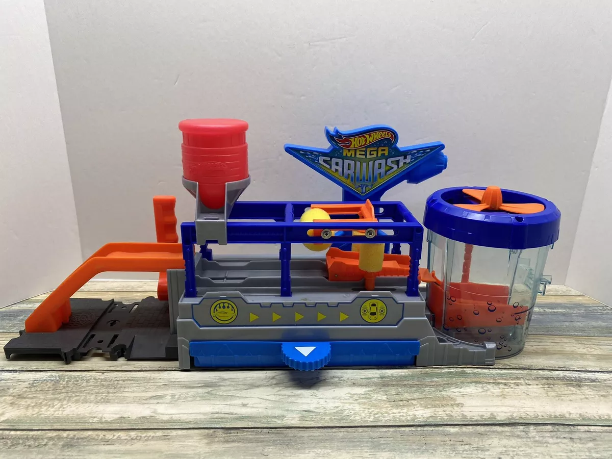 Hot Wheels City Mega Car Wash Playset with 1 Toy Color Shifters