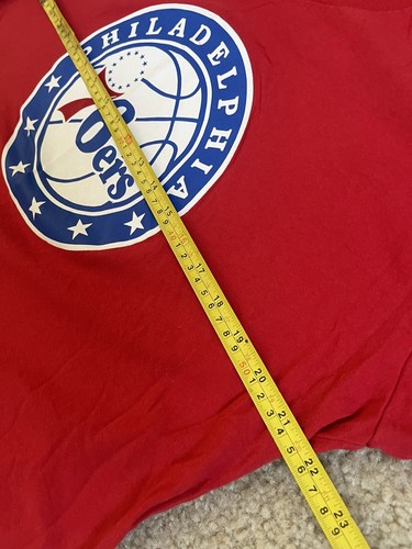 T-Shirt NBA Philadelphia 76ers Herren XL rot Basketball Grafikdruck Neu ohne Etikett - Bild 5 von 7
