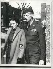 1958 Press Photo M/Sgt Roy Rhodes & his wife leave court martial hearing